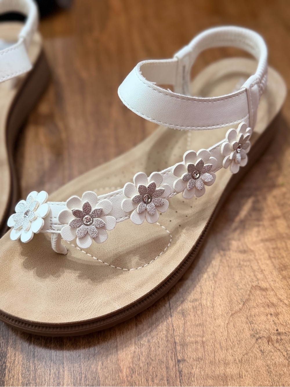 Andiamo Women's White Floral Elastic Backstrap Sandals